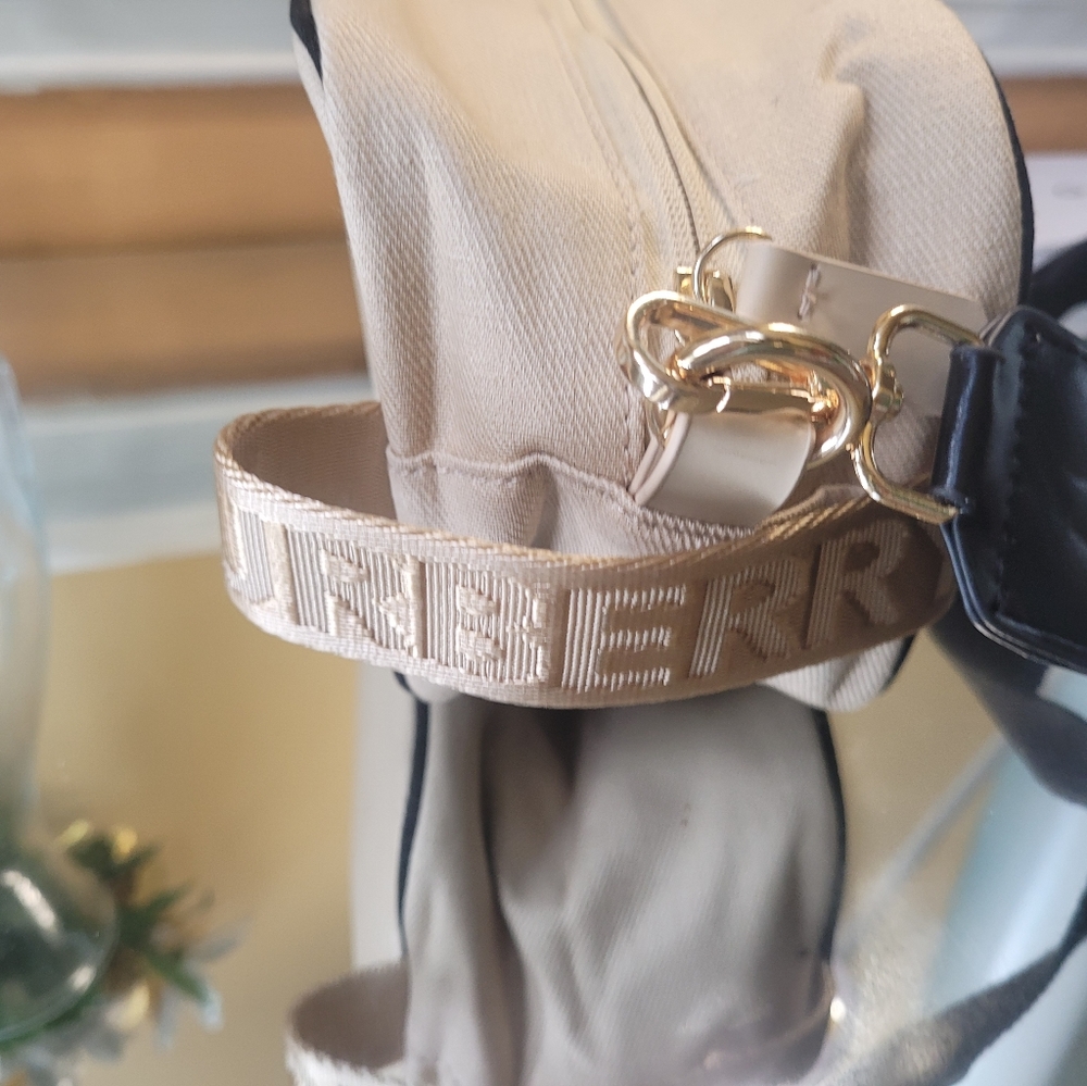 - Burberry Pouch - Picture 5 of 10